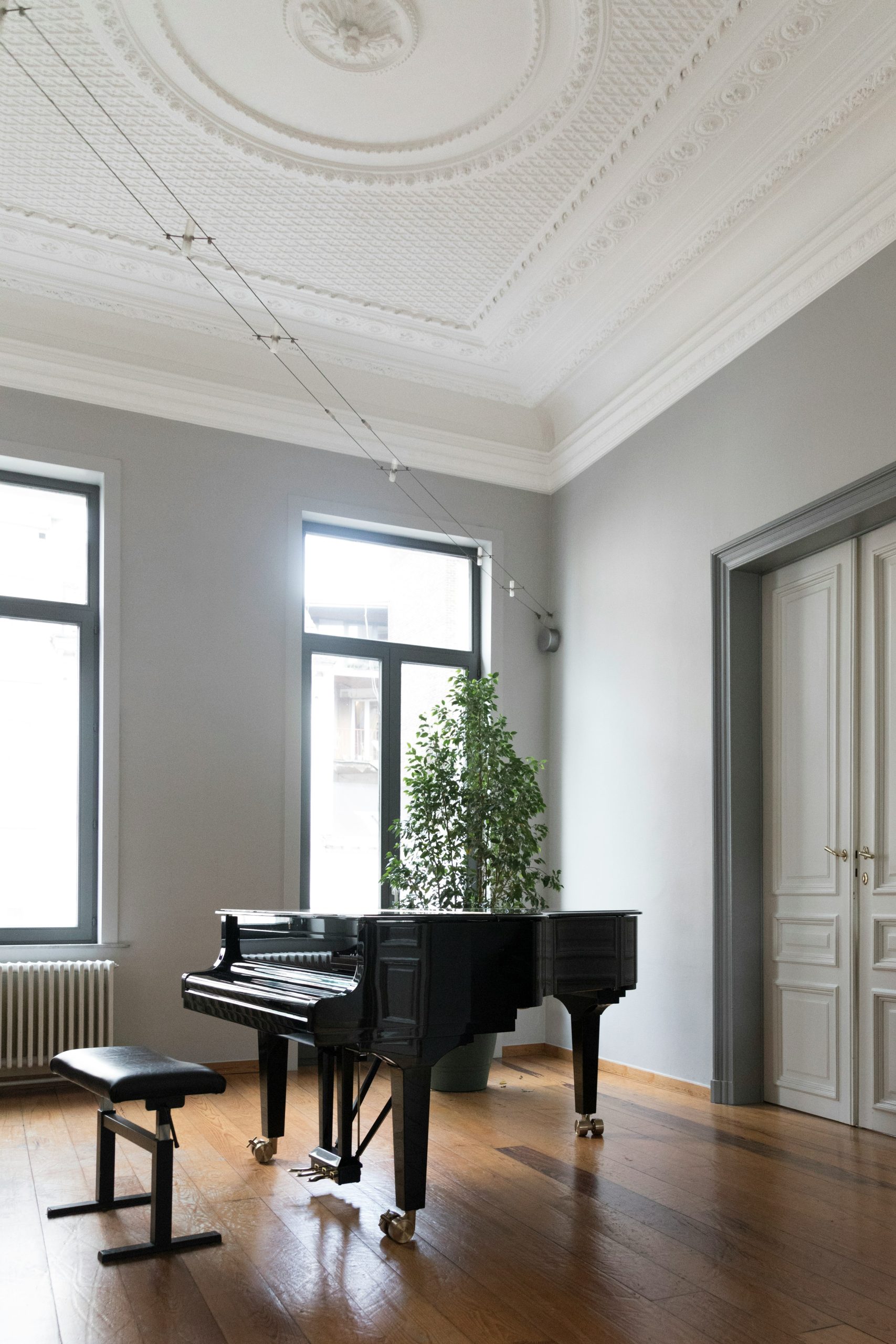 Zongora tágas nappaliban